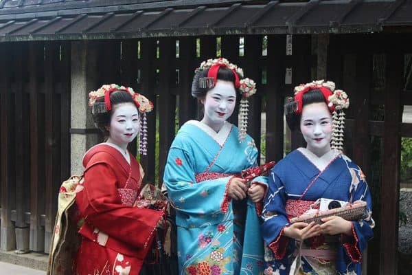 Kyoto Geisha in posa nel quartiere di Gion