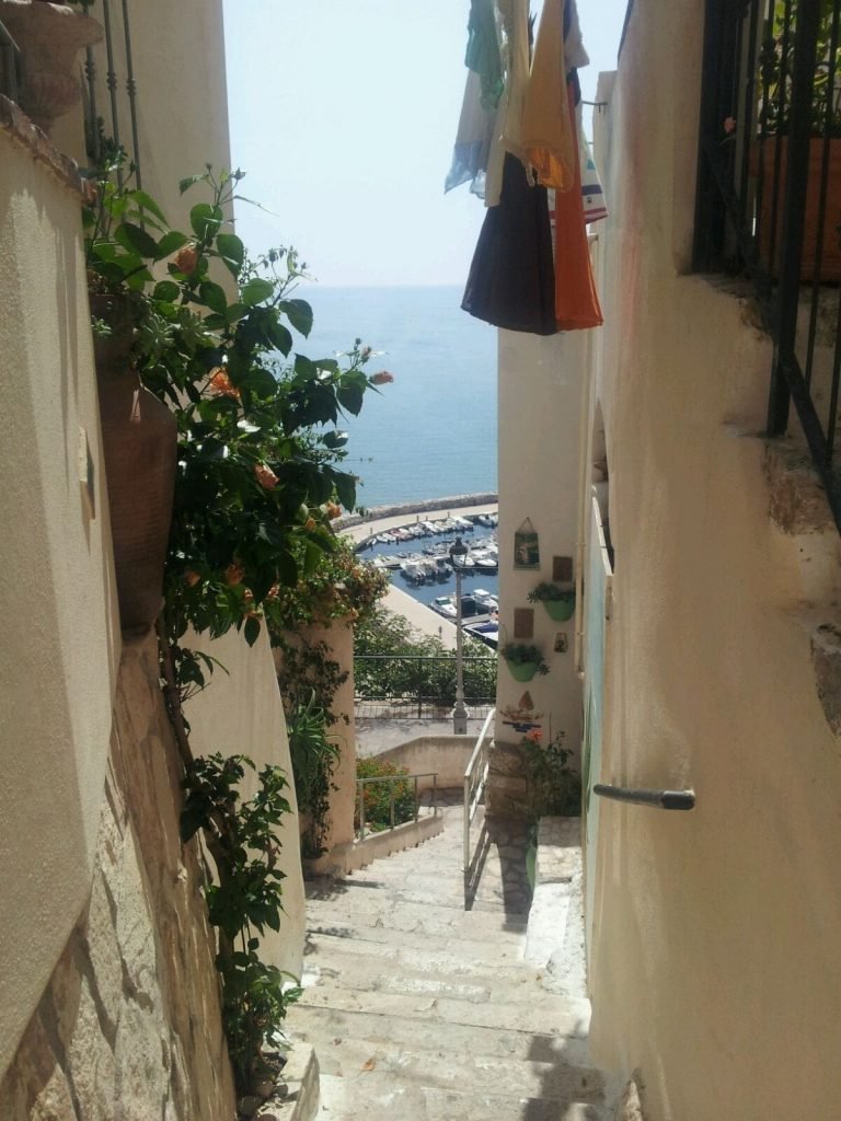 mare visto da uno dei tanti vicoletti caratteristici di Sperlonga