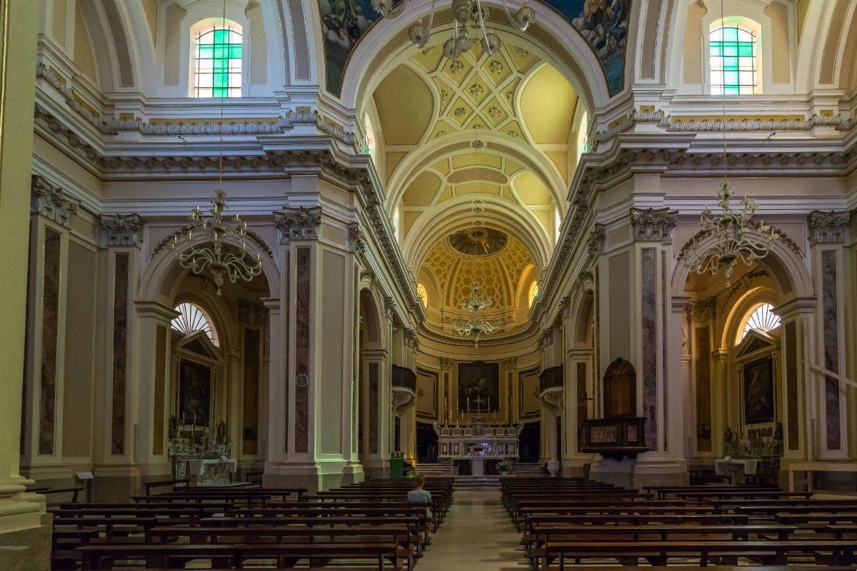 L'interno della chiesa